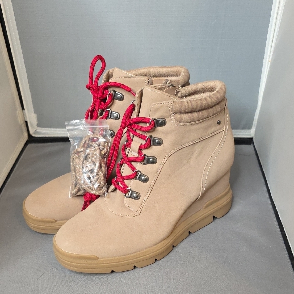 Dr Scholls Women's Wedge Ankle Boots with Red  & Tan Laces NEW Size 8